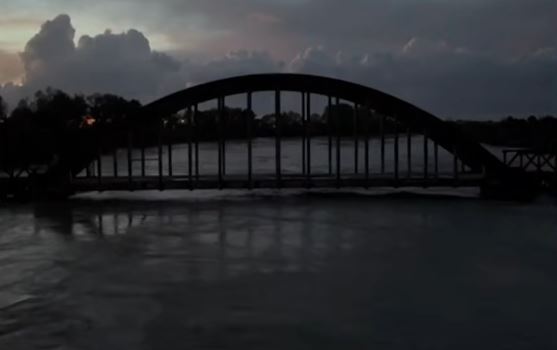 dita-e-trete-e-motit-te-keq-ne-shqiperi/-vjosa-shkon-ne-nivelin-8-metra,-evakuohen-10-familje