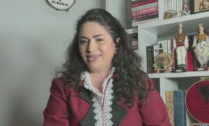 “mos-harrojme-vallen-e-gjuhen-shqipe!”/-filadelfia-shpall-25-nentorin-si-dita-e-shqiperise,-gazetarja:-emocionuese-kur-ngritem-flamurin!