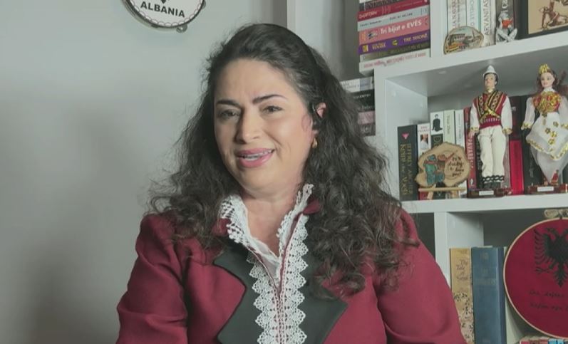 “mos-harrojme-vallen-e-gjuhen-shqipe!”/-filadelfia-shpall-25-nentorin-si-dita-e-shqiperise,-gazetarja:-emocionuese-kur-ngritem-flamurin!