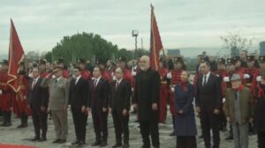 29-nentori/-81-vjetori-i-clirimit,-politika-homazhe-ne-varrezat-e-deshmoreve.-te-pranishem-begaj,-rama-dhe-peleshi