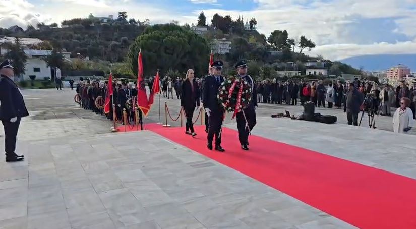 vlora-perkujton-diten-e-clirimit/-homazhe-dhe-mesazhe-mirenjohjeje-per-deshmoret