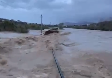 moti-i-keq/-cahet-argjinatura-e-lumit-bistrice-ne-cuke-te-sarandes,-permbyten-qindra-hektare-toke-bujqesore