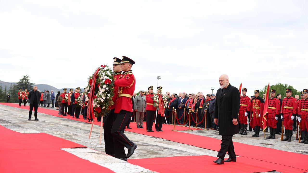 shqiperia-perkujton-81-vjetorin-e-clirimit,-kryeministri-rama-dhe-presidenti-begaj-homazhe-te-varrezat-e-deshmoreve