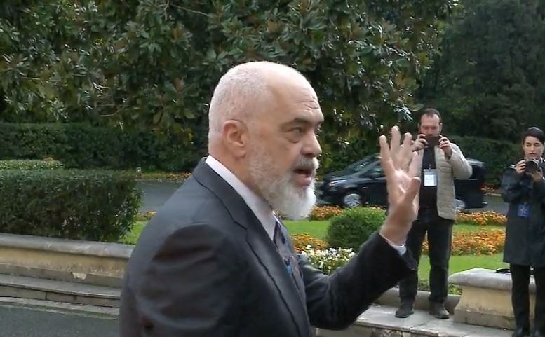 “a-do-ta-shkarkoni?”/-rama-pret-te-pallati-i-brigadave-marta-kos,-‘perplaset’-me-gazetaret-per-ballukun:-kaq-te-veshtire-e-keni-te…