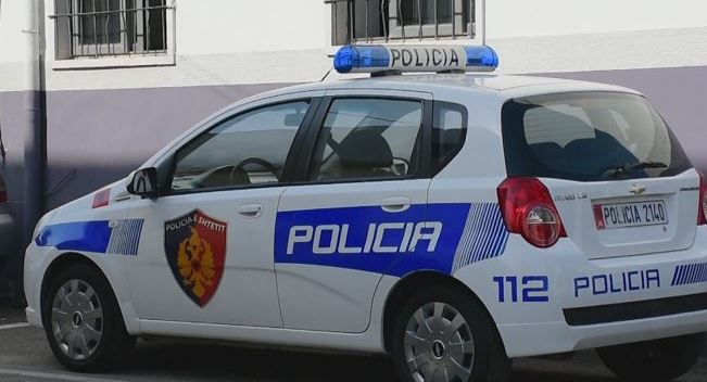 te-shtena-me-arme-gjate-nates-ne-elbasan?-policia-shoqeron-disa-persona,-vijojne-hetimet