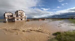 moti-i-keq-shkakton-probleme-ne-pogradec/-rreshjet-e-dendura-bllokojne-rrugen-drejt-fshatit-peshkepi,-disa-banesa-te-permbytura