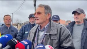 projekti-per-instalimin-e-paneleve-diellore,-banoret-e-fshatit-qinam-ne-kolonje-proteste:-mbrojtja-e-kullotave,-e-vetmja-menyre-per-te-ruajtur-ekonomine-tone