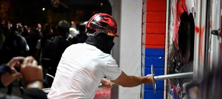 “perdoret-si-mjet-per-te-mbajtur-pushtetin”,-dw:-pranimi-i-dhunes-ne-serbi-bllokon-demokratizimin