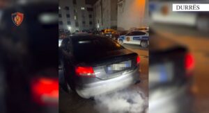 xhirime-gomash-dhe-manovra-te-rrezikshme,-e-pesojne-dy-te-rinjte-ne-durres