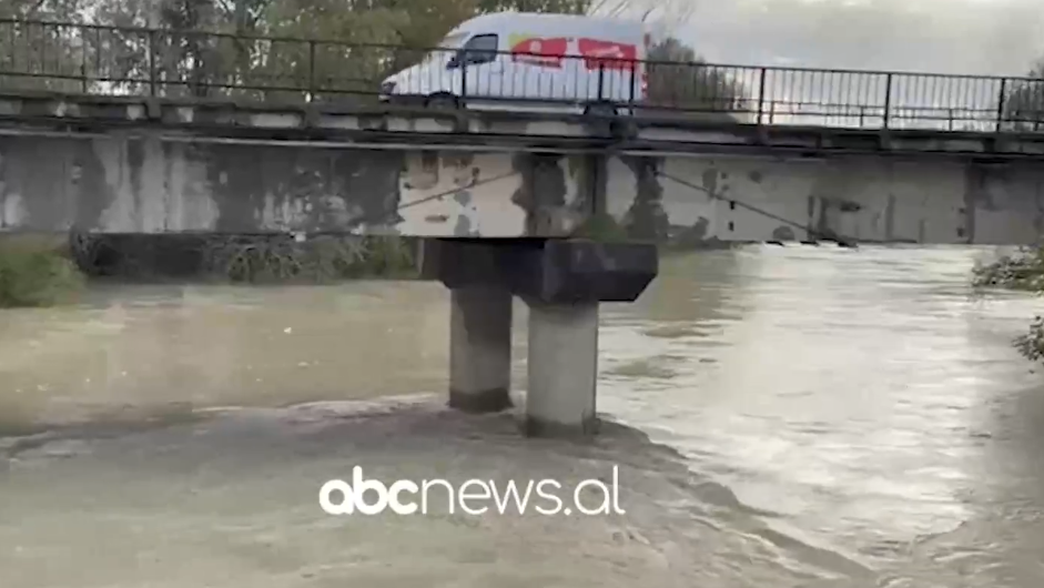 moti-i-keq-ne-qarkun-e-korces/-rruge-te-bllokuara-dhe-disa-banesa-te-permbytura