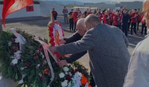 lezhe,-81-vjetori-i-clirimit/-homazhe-ne-varrezat-e-deshmoreve