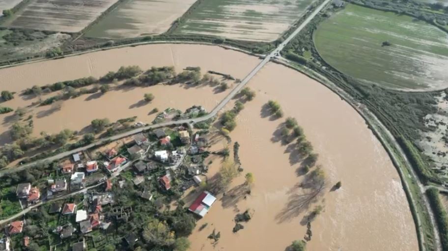 video/-situate-dramatike-pas-carjes-se-argjinatures-se-lumit-bistrice,-500-krere-bageti-jane-mbytur