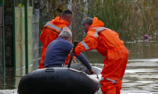 reshjet-e-diteve-te-fundit-shkaktojne-permbytje-dhe-evakuime,-ministria-e-mbrojtjes:-osumi-ne-rrezik,-prurjet-e-vjoses-ne-vezhgim