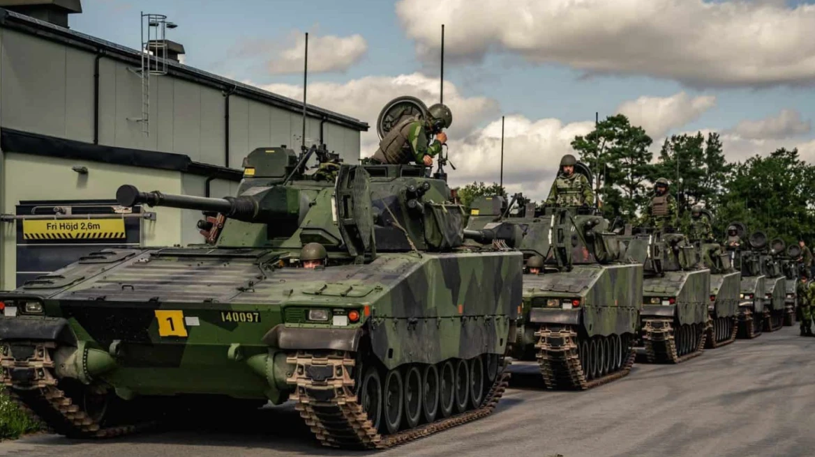 skenare-lufte-ne-suedi,-stervitje-intensive-ushtarake-me-pjesemarrje-te-mbretit