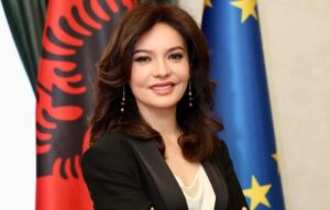 elisa-spiropali-poston-videon-per-festen-e-flamurit:-shqiptaret-festuan-me-emocion-ne-cdo-cep-te-botes!