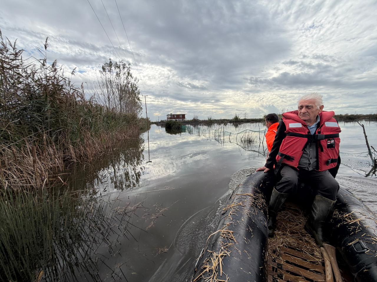 shtepi,-toka-dhe-rruge-te-permbytura/-pamje-nga-shpetimi-i-banoreve-ne-lezhe