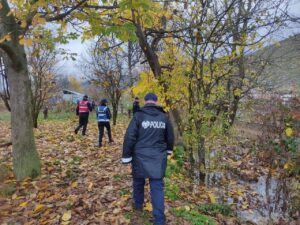 permbytjet-ne-devoll,-nisin-kerkimet-per-gjetjen-e-nje-75-vjecare-nga-progri,-dyshohet-se-eshte-marre-nga-rrjedha-e-ujit