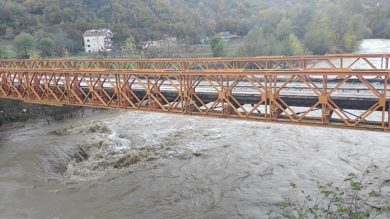 moti-i-keq/-fshati-xhyre-ne-izolim-total,-shembet-kemba-e-ures-mbi-shkumbin