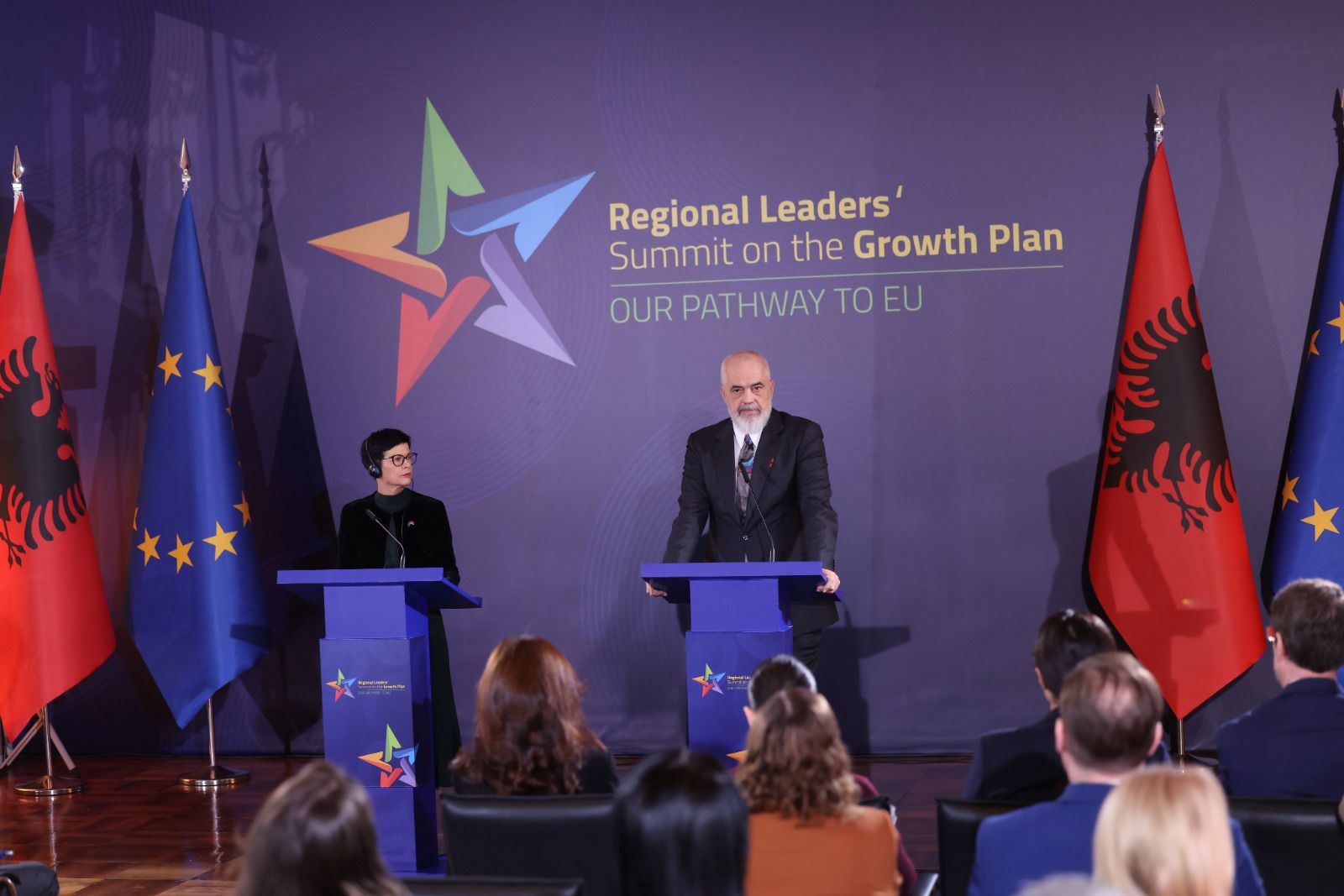 samiti-i-be-ne-tirane/-lideret-e-rajonit-dhe-komisionerja-kos-diskutojne-planin-e-rritjes