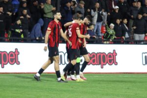 barazim-me-gola-ne-vlore,-flamurtari-dhe-vora-dhurojne-spektakel-(video)