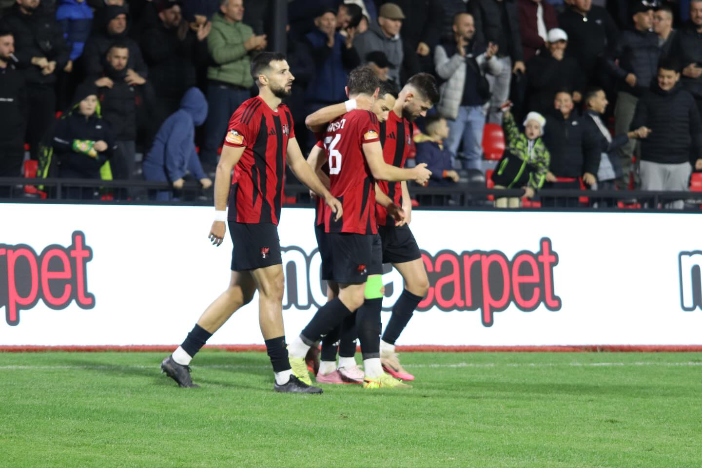 barazim-me-gola-ne-vlore,-flamurtari-dhe-vora-dhurojne-spektakel-(video)