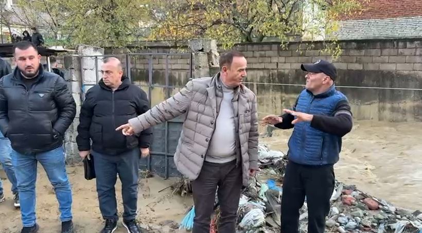 permbytjet-ne-pogradec/-uji-iu-‘pushtoi’-shtepine,-evakuohen-dy-familjet-pasi-ju-demtua-banesa