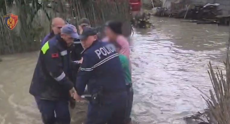 permbytjet/-policia:-gruaja-e-zhdukur-ne-devoll,-dyshohet-u-mor-nga-rrjedha-e-ujit.-evakuohet-100-vjecarja-ne-dimal