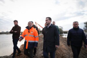 problematikat-nga-reshjet-ne-lezhe,-ministri-salla-dhe-kryebashkiaku-ndreu-inspektojne-punimet-per-riparimin-e-argjinatures-ne-tale
