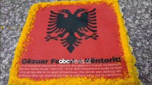 torta-e-pavaresise-ne-fier/-kuq-e-zi-me-perberesit-dhe…