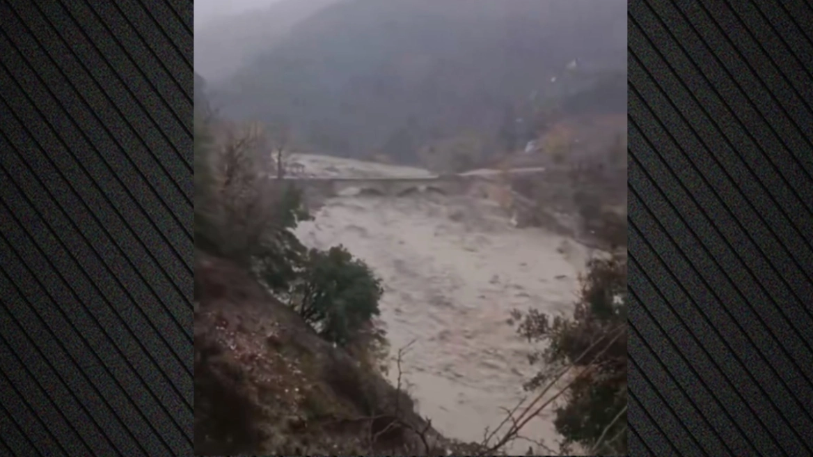 moti-i-keq-ne-greqi/-bllokime-rrugesh-dhe-rreshqitje-te-dherave-pas-shirave-te-dendur-ne-janine-dhe-arta