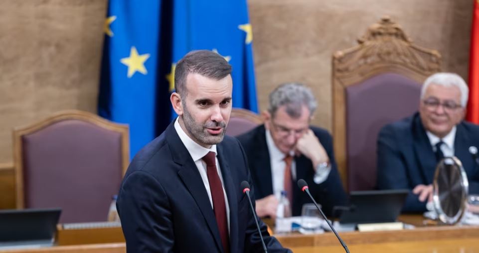 mali-i-zi-njofton-se-do-te-ashpersoje-regjimin-e-vizave-per-shtetasit-ruse