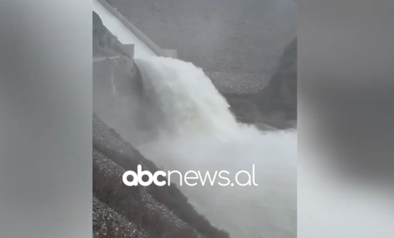 video/-lumi-devoll-prurje-maksimale-nga-reshjet,-hapet-porta-e-pare-e-emergjences-ne-kaskaden-e-moglices