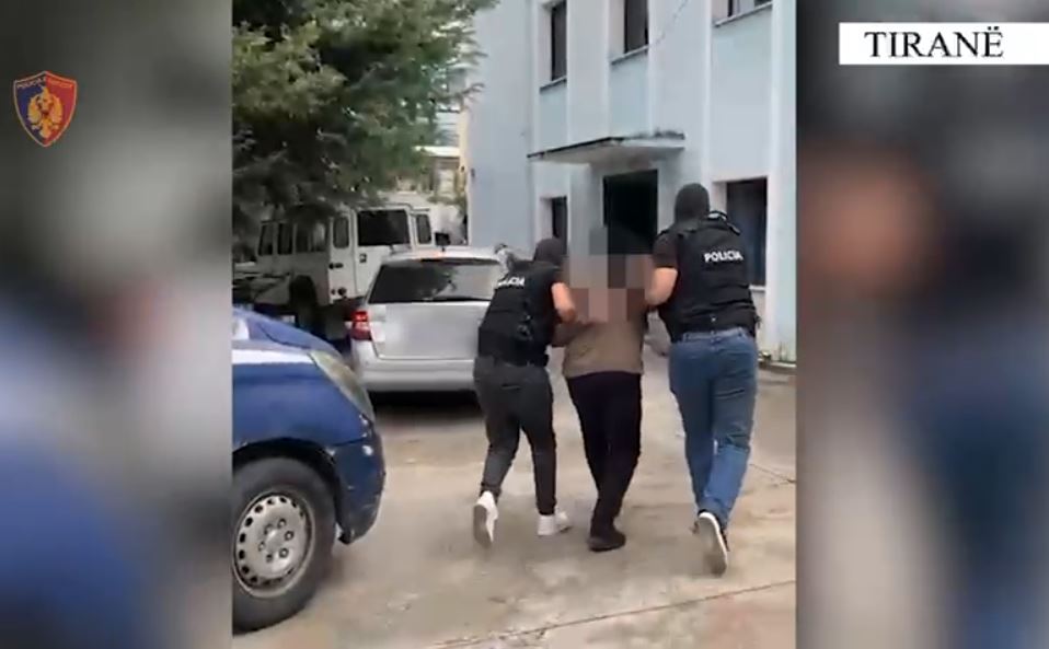 dyshohet-se-do-te-trafikohej-drejt-kosoves,-bllokohet-makina-me-kananis-ne-tirane,-arrestohet-43-vjecari