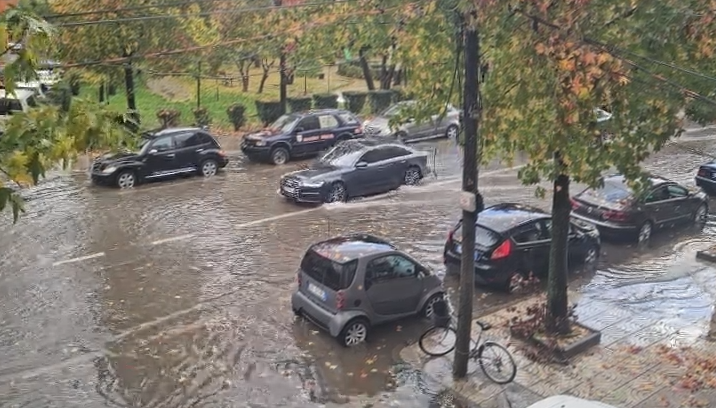 video/-reshje-te-dendura-shiu-ne-shkoder,-prezence-uji-ne-disa-segmente-te-qytetit