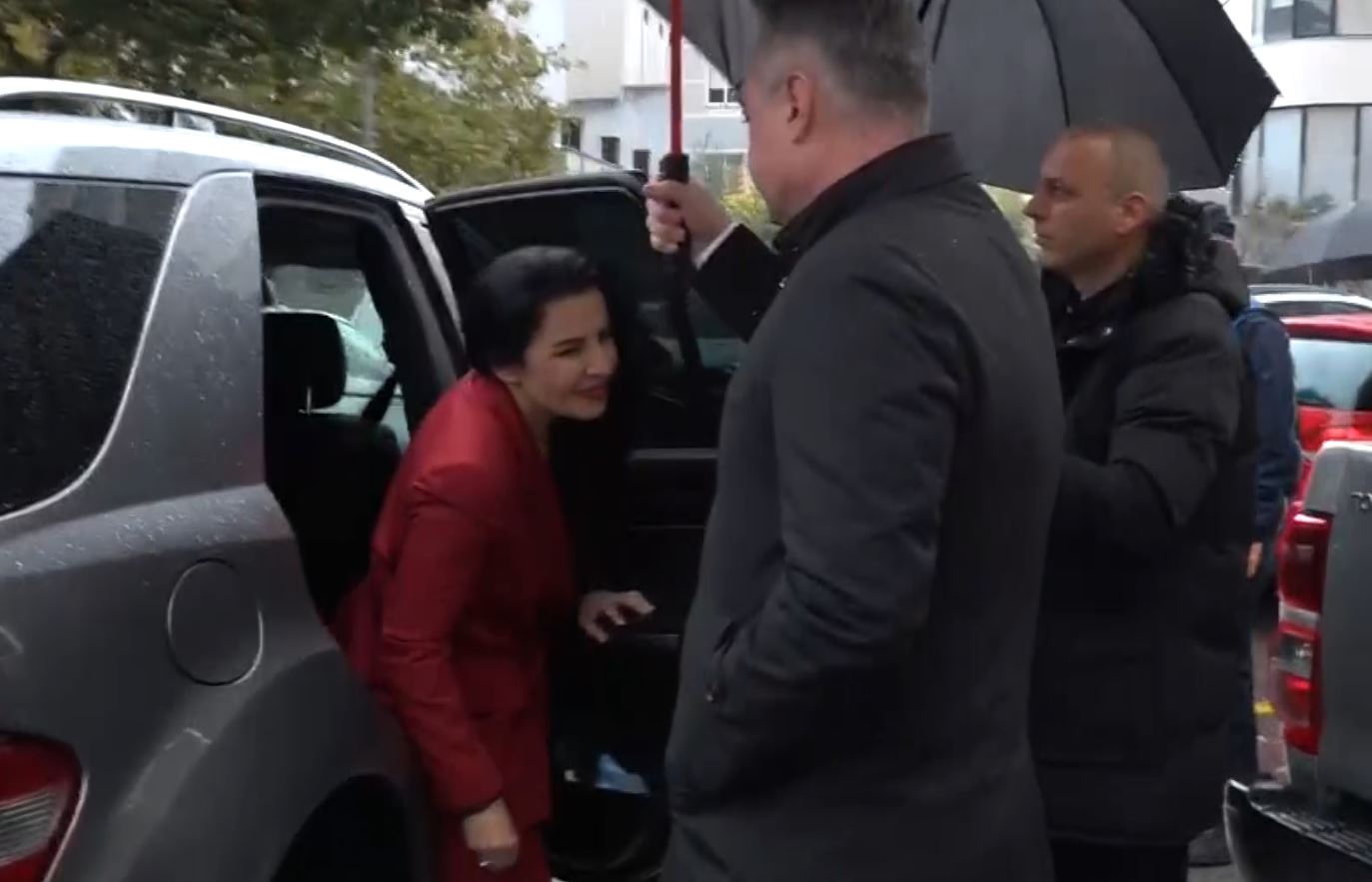 video/-avokatet-kerkuan-kohe-te-njiheshin-me-dosjen,-balluku-rikthehet-ne-gjkko-pas-nderprerjes-se-seances