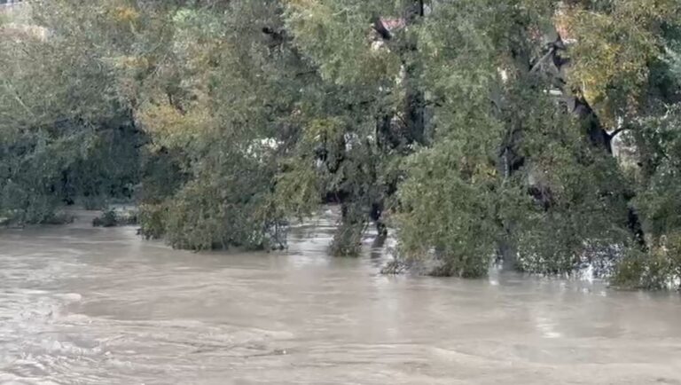 moti-i-keq/-lumi-seman-ne-pike-kritike.-permbyten-toka-dhe-zonen-naftembajtese-ne-beline