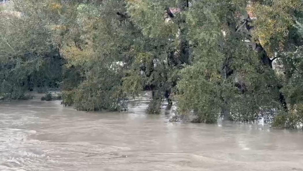 moti-i-keq/-lumi-seman-ne-pike-kritike.-permbyten-toka-dhe-zonen-naftembajtese-ne-beline