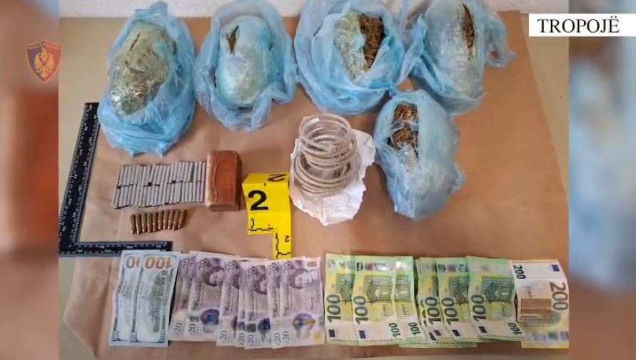 video/-tentoi-trafikun-drejt-kosoves-te-1.2-kg-kanabis,-eksploziv-dhe-municion-luftarak,-vihet-ne-pranga-29-vjecari-(emri)