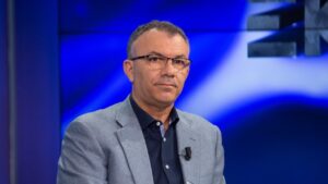 “mbeshtetja-e-emigranteve-e-veshtire,-per-prinderit-pensioniste”/-igli-cara:-cdo-euro-qe-hyn-ne-shqiperi,-e-vjedhur-me-40-%