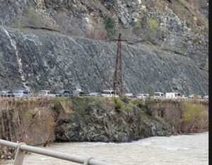 video/-radhe-kilometrike-ne-aksin-librazhd-elbasan,-levizja-e-automjeteve-e-bllokuar-prej-disa-oresh