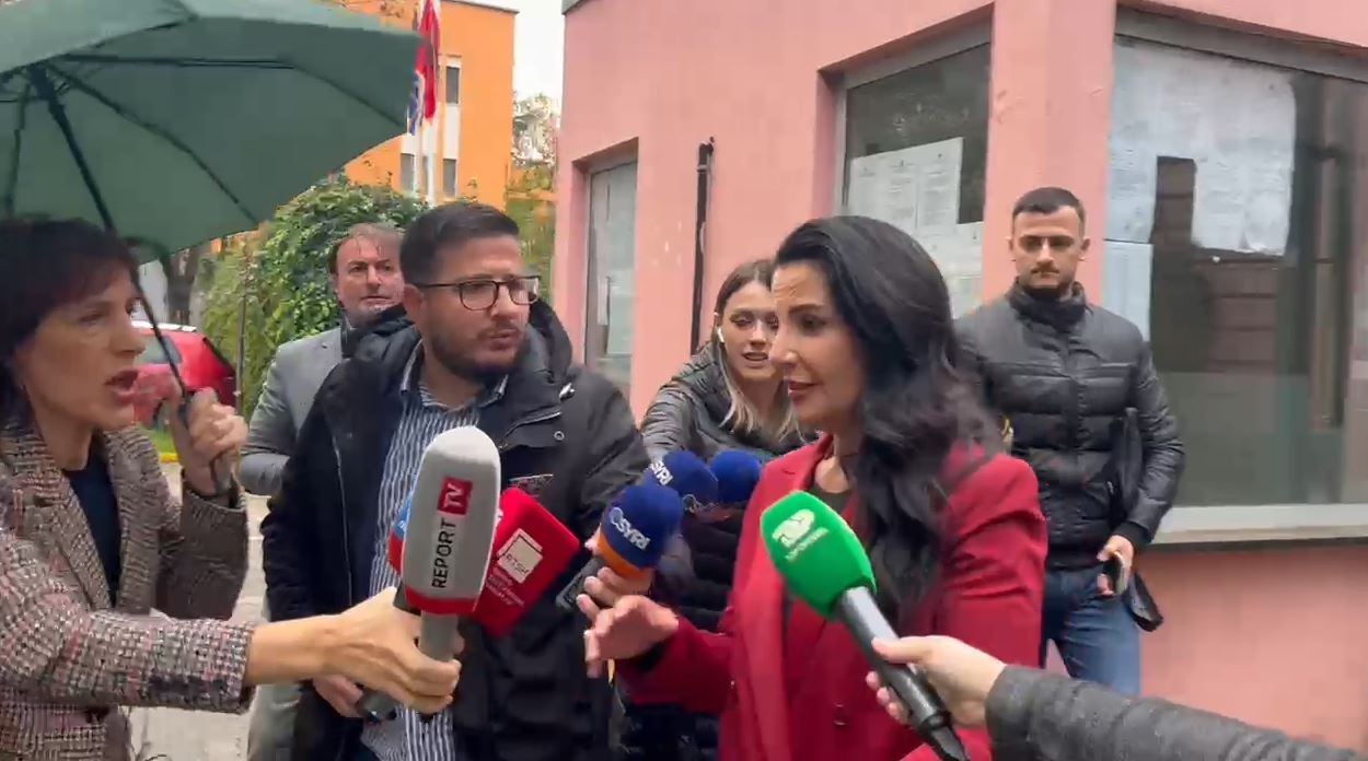 seanca-ne-gjkko,-dalin-nga-ambientet-e-gjykates-belinda-balluku-dhe-2-vartesit-e-saj.-lihen-ne-fuqi-masat-e-sigurise-per-pezullimin-nga-detyra-dhe-“arrest-ne-shtepi”