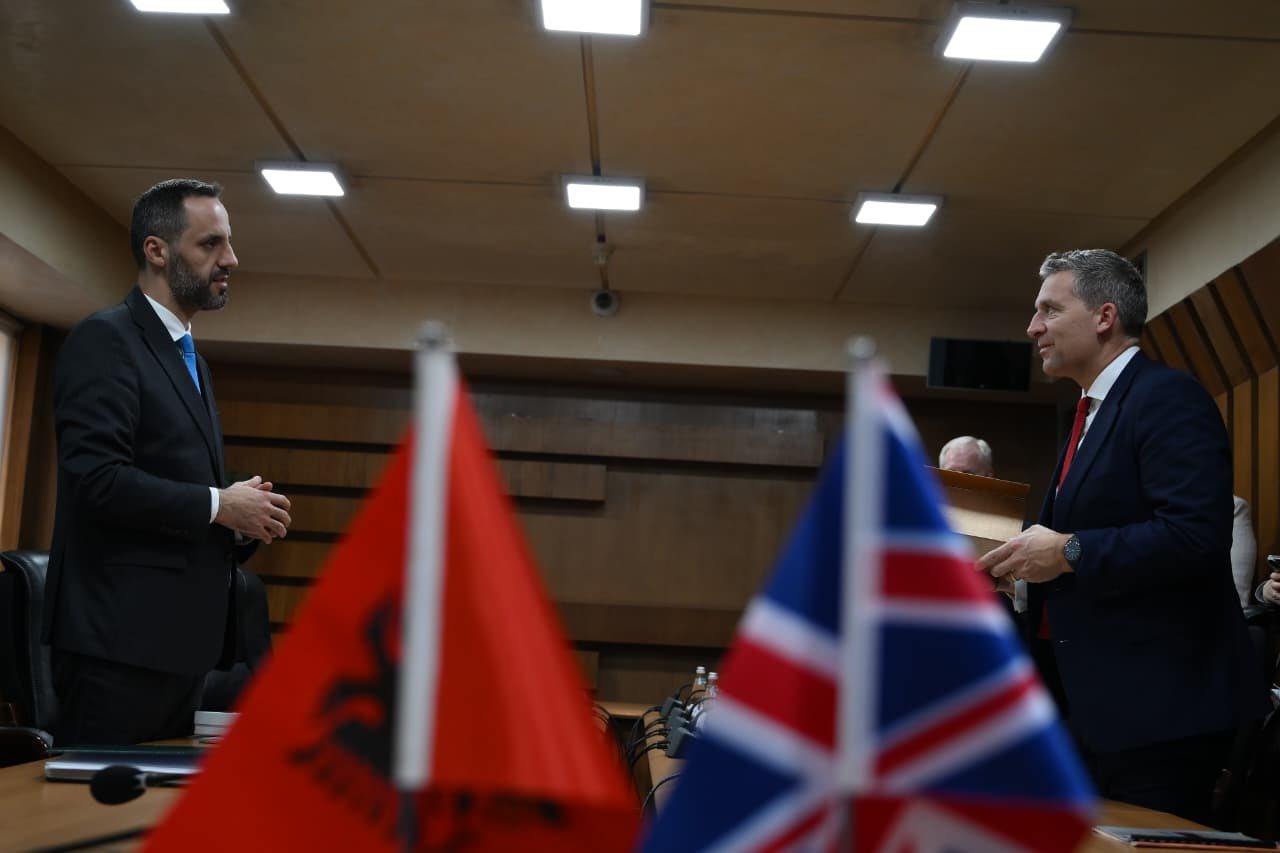 gjuha-e-urrejtjes-ndaj-shqiptareve,-lamallari-takon-ministrin-britanik:-stereotipet-jane-te-padrejta