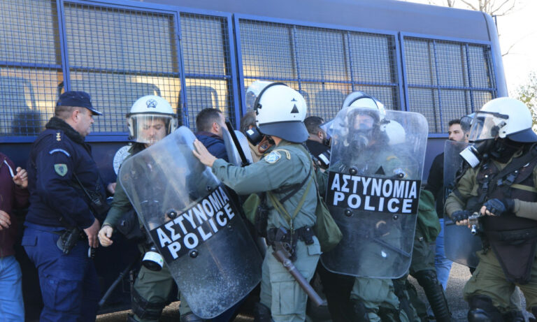 video/-fermeret-proteste-ne-greqi,-bllokojne-rrugen-athine-selanik,-raportohet-per-te-lenduar-gjate-perplasjeve-me-policine