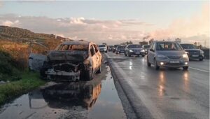 shkrumbohet-makina-pas-perplasjes/-lushnje,-shpetojne-mrekullisht-nena-shofere-dhe-dy-femijet