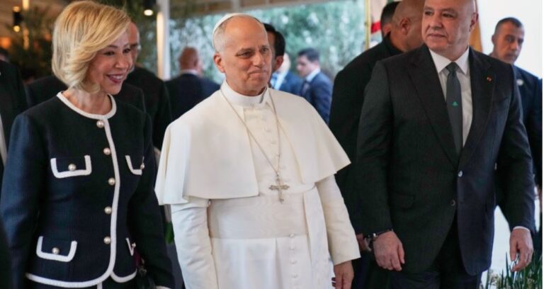 papa-leoni-xiv-mberrin-ne-bejrut,-ati-i-shenjte-pritet-te-jape-mesazhe-paqeje