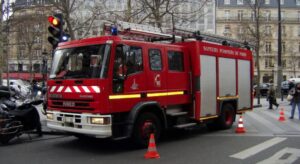 banesa-perfshihet-nga-flaket,-vdesin-pese-persona-ne-france