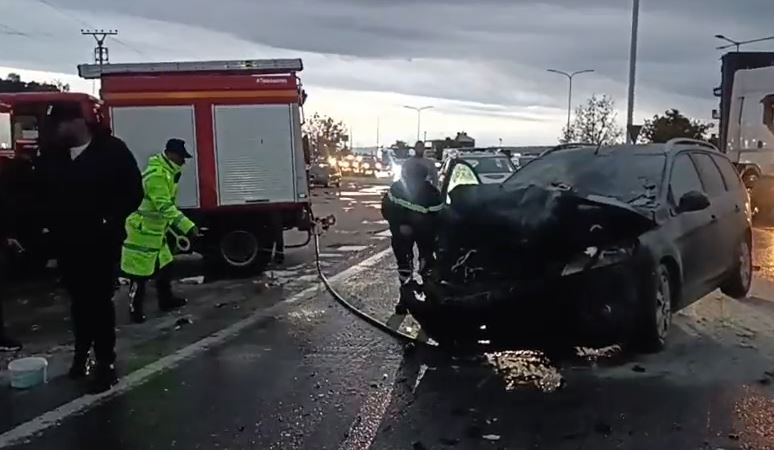 aksident-ne-aksin-lushnje-rrogozhine,-dy-makinat-perplasen-me-njera-tjetren,-njera-shperthen-ne-flake