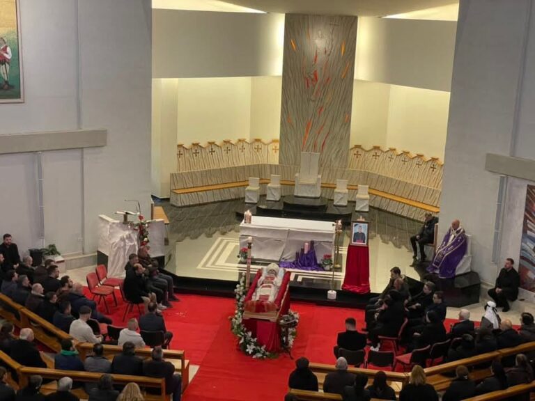 u-nda-nga-jeta-ne-moshen-52-vjecare/-homazhet-per-ipeshkvin-simon-kulli-mbahen-ne-katedralen-“nene-tereza”