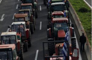 protesta-per-subvencionet-e-be/-fermeret-greke-perplasen-me-policine