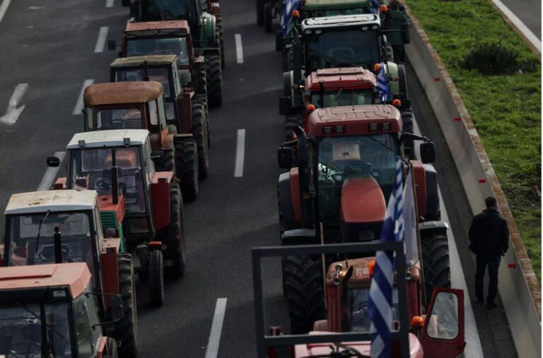 protesta-per-subvencionet-e-be/-fermeret-greke-perplasen-me-policine